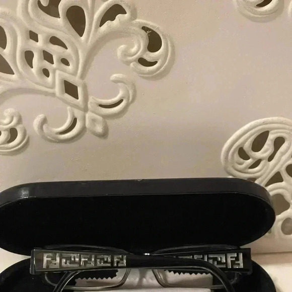 Fendi beautiful eyeglass is unisex. Can remove the Lance add you prescription - Picture 5 of 14